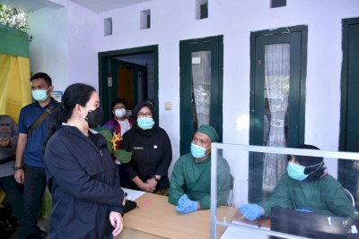 Ketua DPR RI Puan Maharani saat meninjau pelaksanaan vaksinasi di Puskesmas Kabat/Dok Hms