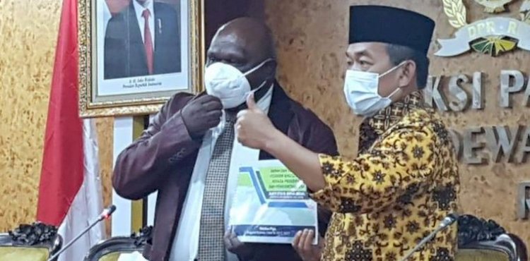 Natalius Pigai saat bertemu Ketua Fraksi PKS DPR/RMOL