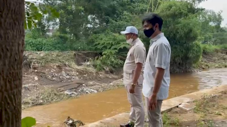 Zulmi Noer Hasani dan Anggota DPRD Kabupaten Probolinggo, Reno saat meninjau tanggul yang jebol. /RMOL jatim