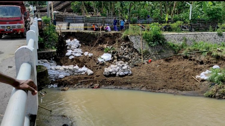 Plengsengan jembatan yang ambrol/ RMOLJatim