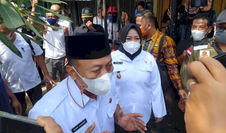 Bupati Ponorogo, Sugiri Sancoko bersama Wabup Lisdyarita memantau pembongkaran pagar/RMOLJatim