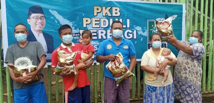 para warga saat menerima bantuan dari Faisol Riza/RMOLJatim
