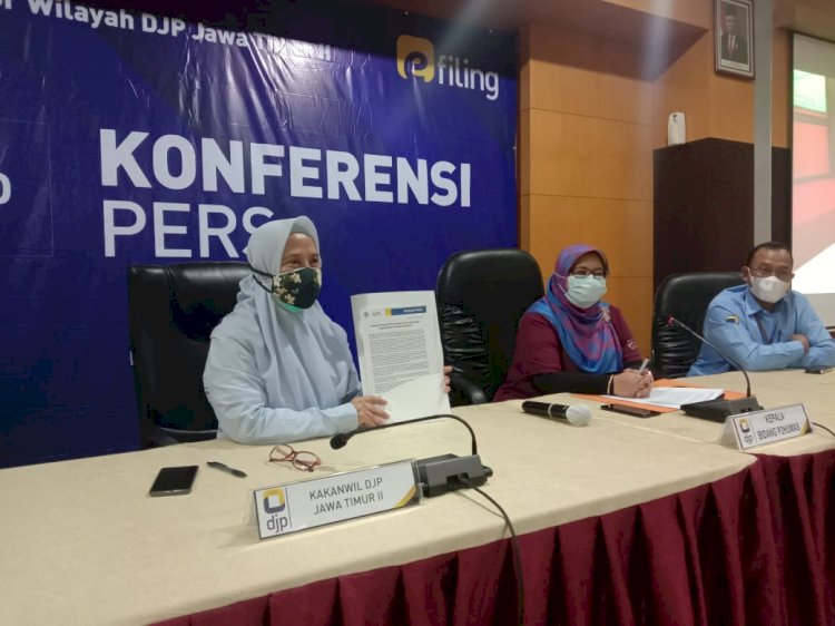 Kakanwil DJP Jatim II Lusiani saat beri keterangan pers/RMOLJatim