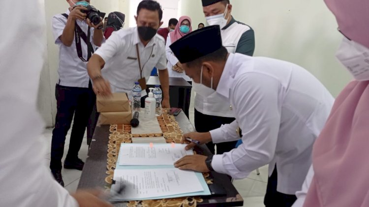 Bupati Gresik, Fandi Ahmad Yani saat menandatangani revisi Perbup/RMOLJatim