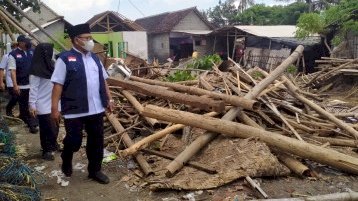 Wabup Sugirah di lokasi banjir Wongsorejo/Dok Hms