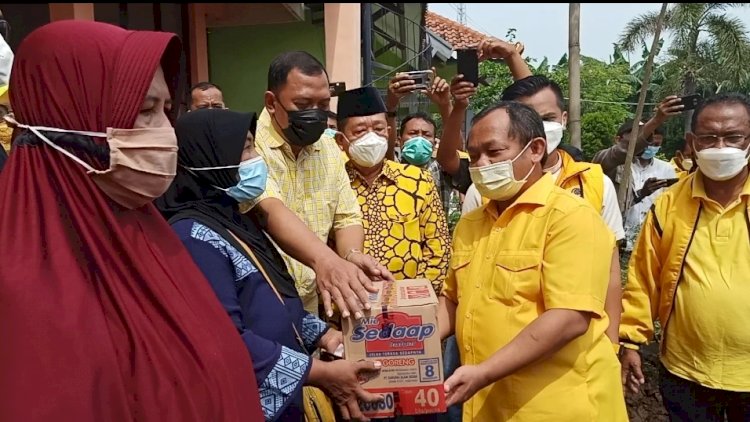 Ketua DPD Golkar Jawa Timur saat menyerahkan bantuan pada Warga. /RMOLJATIM