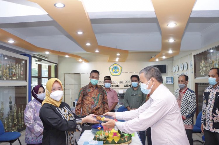 Ketua Pengurus YPCU,Sarwani (kanan) Menyerahkan tumpeng peresmian Pembukaan Penmaru Unitomo kepada Ketua Umum Panpemaru Unitomo, Meithiana Indrasari (kiri) disaksikan jajaran Rektorat dan Pengurus Yayasan Pendidikan Cendekia Utama/Ist