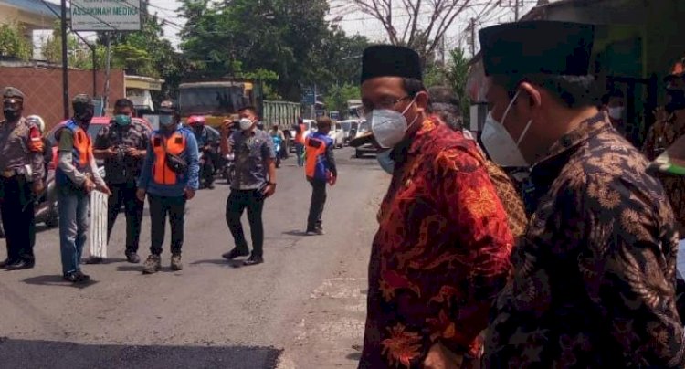Bupati Sidoarjo Gus Muhdlor dan Wabup Subandi melihat perbaikan jalan rusak/Ist