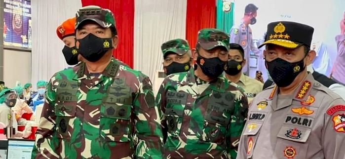 Kapolri Jenderal Listyo Sigit dan Panglima TNI Marsekal Hadi Tjahjanto tinjau vaksinasi massal di Palembang/Ist