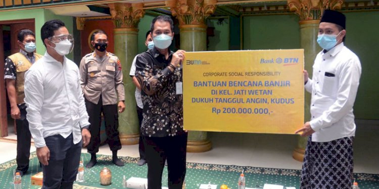 Penyerahan bantuan CSR Banjir Bank BTN/Istimewa