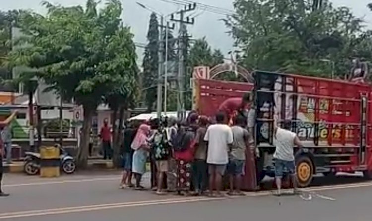 Para warga menaiki Truk menjemput Paksa Pasien Covid-19. /istimewa