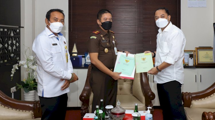 Kajari Surabaya menyerahkan aset brandgang ke Eri Cahyadi/RMOLJatim