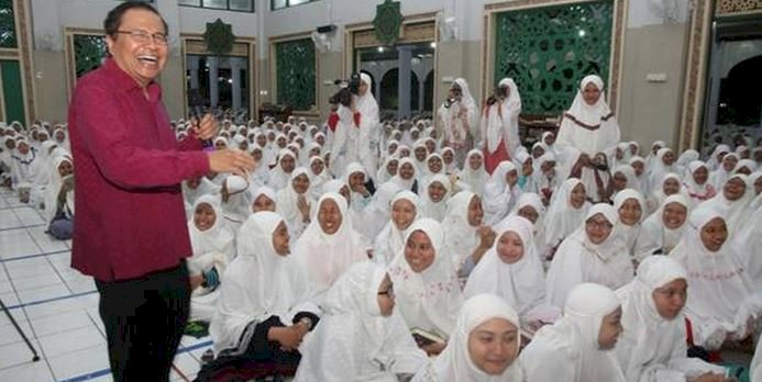 Tokoh bangsa Dr. Rizal Ramli bersama ribuan santriwati, di Pesantren Gontor Putri Kampus 1 di Mantingan-Ngawi tahun 2017/Net