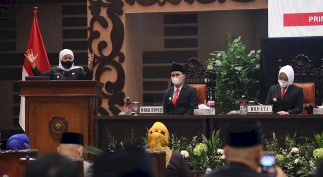 Gubernur Jawa Timur Khofifah Indar Parawansa saat sertijab Bupati dan Wakil Bupati Mojokerto di Gedung DPRD Kabupaten Mojokerto, Jumat (5/3)/Ist