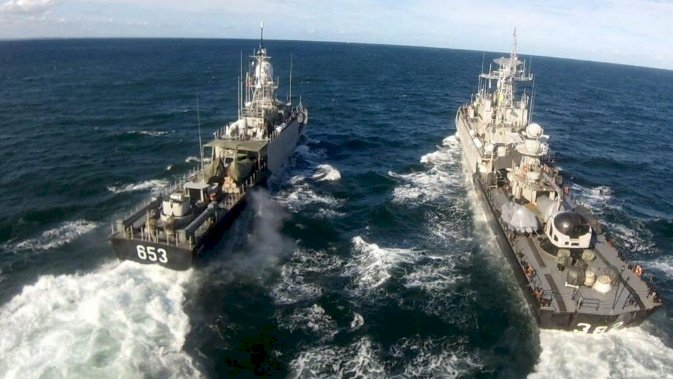 Latihan dua kapal perang / dok Dinas Penerangan Koarmada II