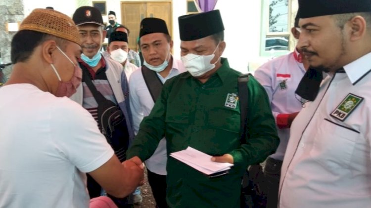 Suhadak saat memberikan surat pada Panitia Muscab. /RMOLJatim