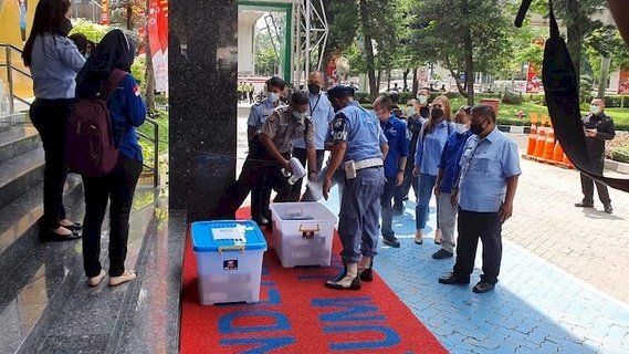Dua kontainer boks berisi berkas-berkas yang dibawa Ketua Umum Partai Demokrat Agus Harimurti Yudhoyono (AHY)/RMOL