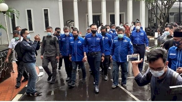 Ketua Umum Partai Demokrat, Agus Harimurthi Yudhoyono bersama rombongan saat tiba di kantor Komisi Pemilihan Umum (KPU) Pusat, Jalan Imam Bonjol, Menteng, Jakarta Pusat,Senin (8/3)/RMOL