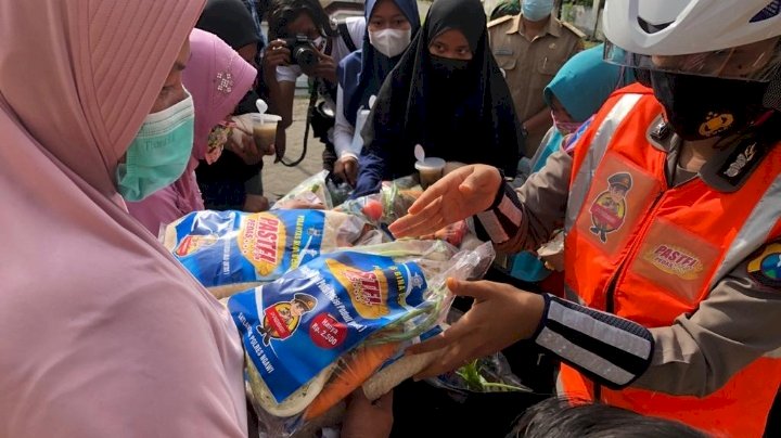 Petugas Satlantas Polres Ngawi keliling masyarakat bagikan sayur plus sosialisasi.