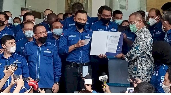 Direktur Jenderal Administrasi Hukum Umum (AHU) Kemenkumham, Cahyo R. Muzhar (batik) bersama Ketua Umum DPP Partai Demokrat Agus Harimurti Yudhoyono (AHY) dan rombongan/RMOL