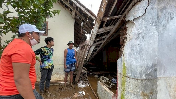 Zulmi Noer Hasani dan Anggota DPRD Kabupaten Probolinggo, saat meninjau lokasi rumah ambruk. /RMOLJatim