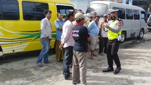 Aipda Mashudi bersama Fahmi Yulistianto saat bagi-bagi masker gratis kepada sopir angkutan/ist.