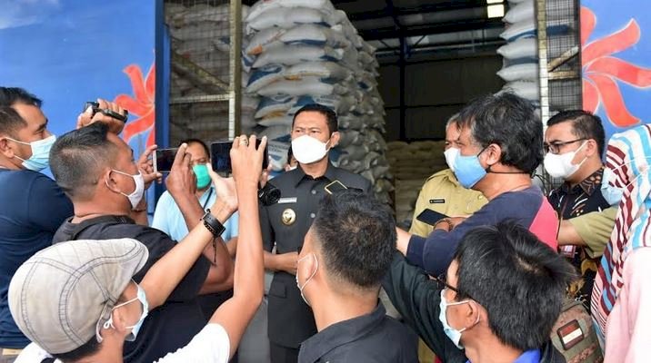 Bupati Lamongan Yuhronur Effendi saat sidak beras dan gabah di gudang Bulog Sukorejo Lamongan/RMOLJatim