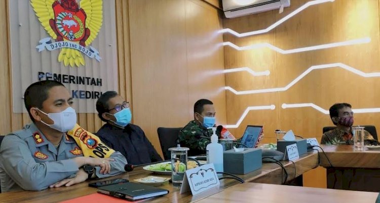 Kasdam V Brawijaya, Agus Setiawan saat memimpin rapat Evaluasi PPKM Mikro wilayah Bakorwil I/Ist