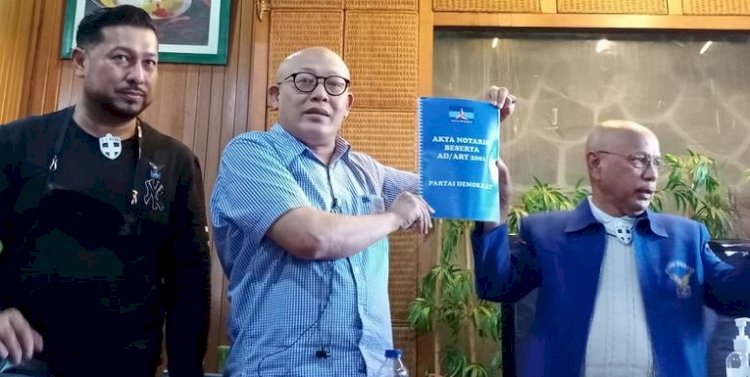 Ilal Ferhard (pojok kiri) bersama panitia penyelenggara kegiatan yang diklaim sebagai Kongres Luar Biasa (KLB) Partai Demokrat di Deliserdang, Sumatera Utara, saat menunjukan dokumen akta notaris dan AD/ART/RMOL