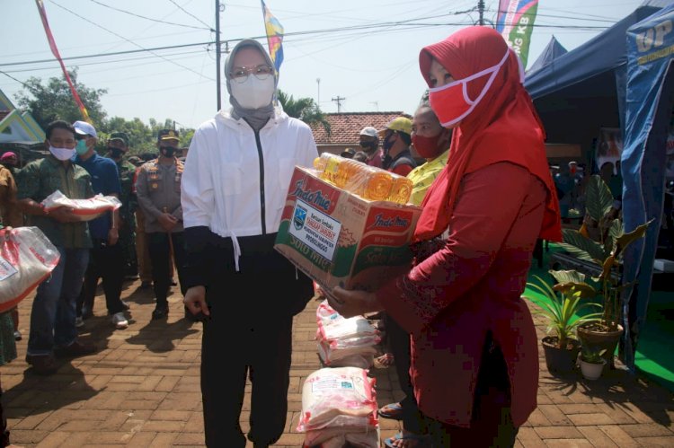 Bupati Probolinggo saat memberi bantuan ke korban banjir