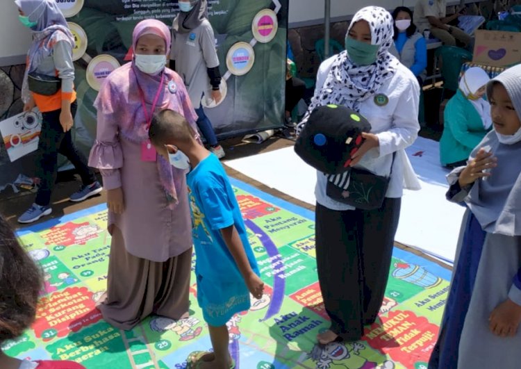 Tim trauma healing saat menghibur anak korban banjir Dringu. /RMOLJatim