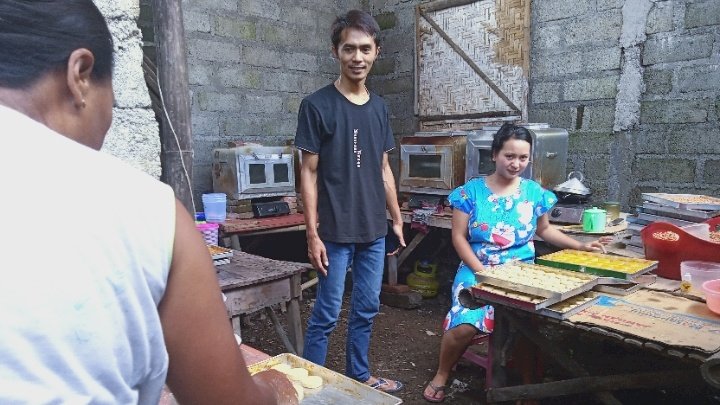 Suasana pembuatan kue kacang/ RMOLJatim