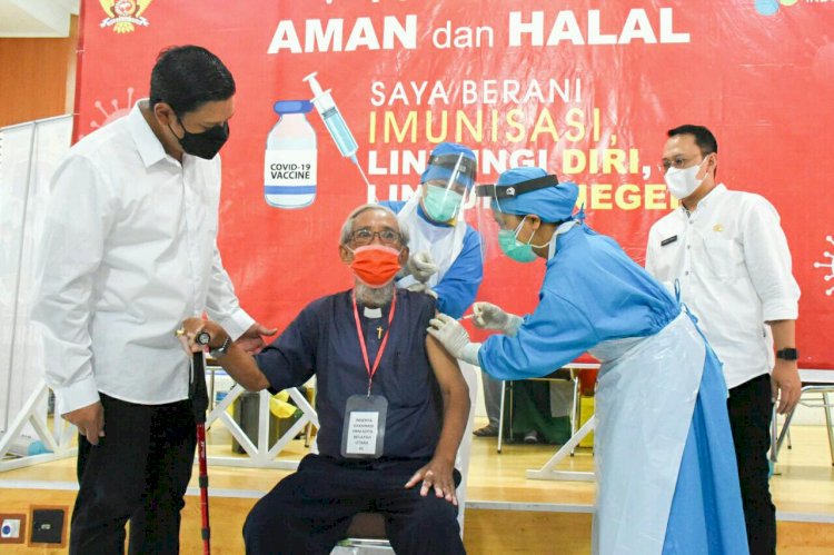 Walikota Kediri Abdullah Abubakar memantau program vaksinasi/Ist