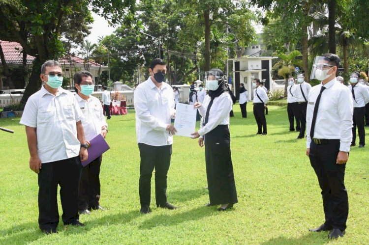 Walikota Kediri saat menyerahkan SK untuk 55 PPPK Kota Kediri/Ist