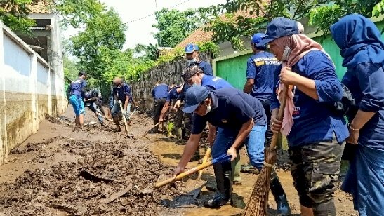 Fraksi Nasdem DPRD Kabupaten Probolinggo, saat membersihkan lumpur sisa banjir/RMOLJatim