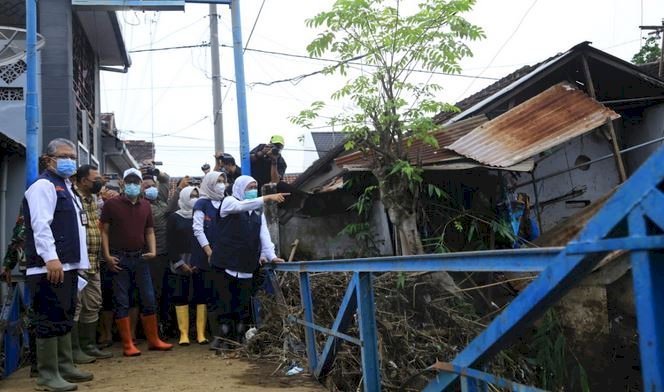 Khofifah saat meninjau lokasi sungai yang ambrol/Ist