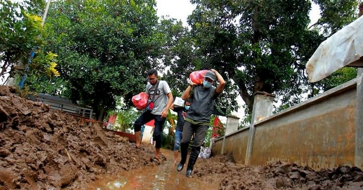 Saiful, jurnalis RMOLJatim saat menggotong bantuan/RMOLJatim