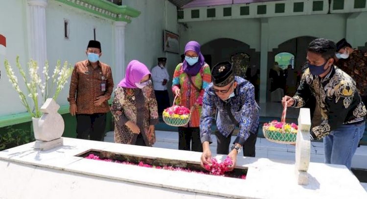 Kajari Kabupaten Jombang, Imran (Batik biru berkopyah)/RMOLJatim