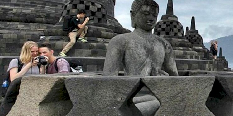 Wisatawan asing di Candi Borobudur/Net