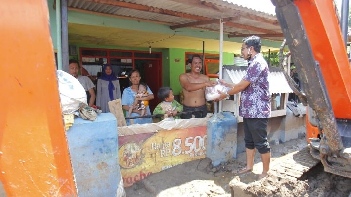Abdul Malik Haramain Saat Memberikan Bantuan Pada Korban Banjir Dringu