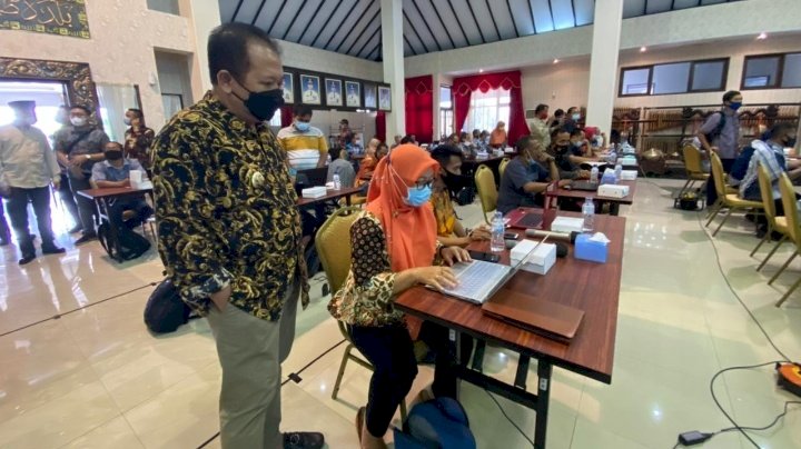 Bupati Hendi saat menginput data./ Hms