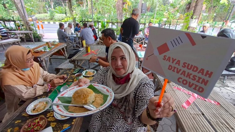Suasana kedai ketan punel di Surabaya