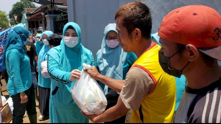 Istri Walikota Probolinggo, memberikan bantuan pada Korban Banjir Dringu. /RMOLJatim