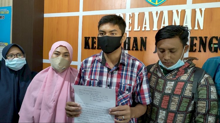 Fahrul Sahroni memegang kertas dan meminta maaf pada warga Korban Banjir Dringu. /RMOLJatim