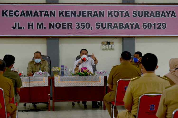 Eri Cahyadi memberikan pengarahan kepada lurah dan camat yang ada di wilayah Kenjeran/RMOLJatim