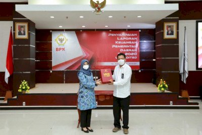 Bupati Ipuk Fiestiandani Azwar Anas menyerahkan LKPD kepada Kepala BPK Perwakilan Jatim di Surabaya Joko Agus Setyono/Dok Hms