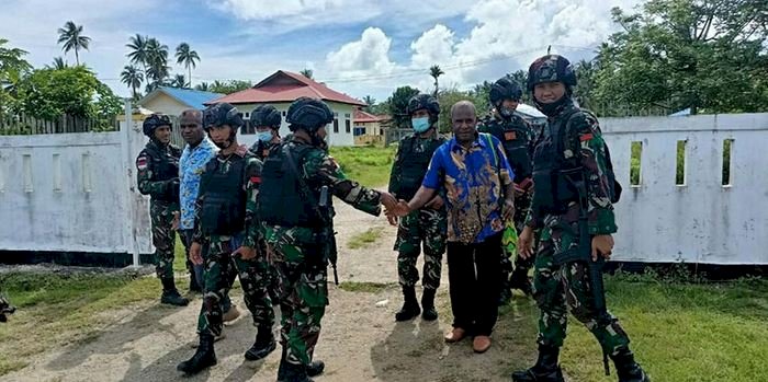 Prajurit Pos (Danpos) Ramil Tami Satgas Pamtas Yonif 131/Braja Sakti silaturahmi dengan tokoh Kampung Skouw Mabo, Distrik Ramil Tami, Jayapura, Papua/Ist