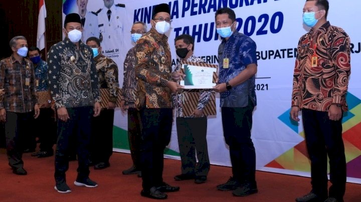Bupati Sidoarjo Gus Muhdlor serahkan penghargaan ke OPD yang kinerja nilai tinggi