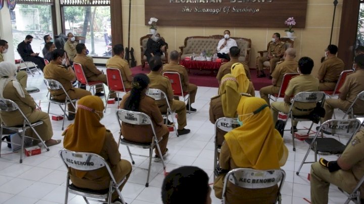 Eri Cahyadi memberikan pengarahan kepada para lurah dan camat di wilayah Surabaya Barat/RMOLJatim