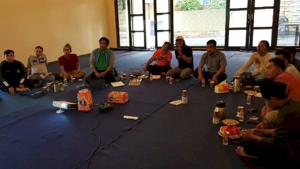 Anggota FPRB Sampang saat memberikan pemaparan tentang pengolahan Sampah di aula Hotel Panglima Sampang/RMOLJatim